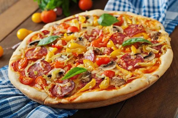 Pizza se salámem, rajčaty, sýrem a houbami — Stock fotografie