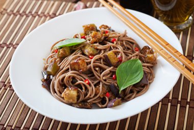 Soba noodle patlıcan ile