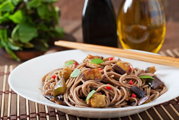 Soba noedels met aubergine — Stockfoto