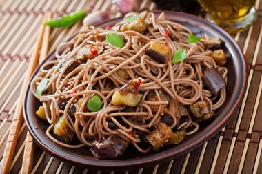 Soba noodle patlıcan ile
