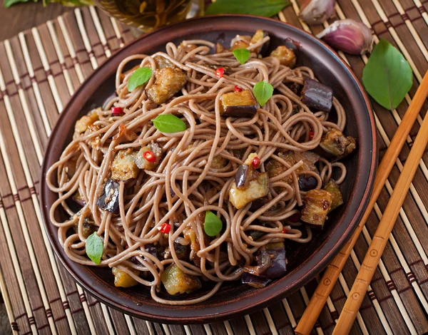 Soba noedels met aubergine — Stockfoto