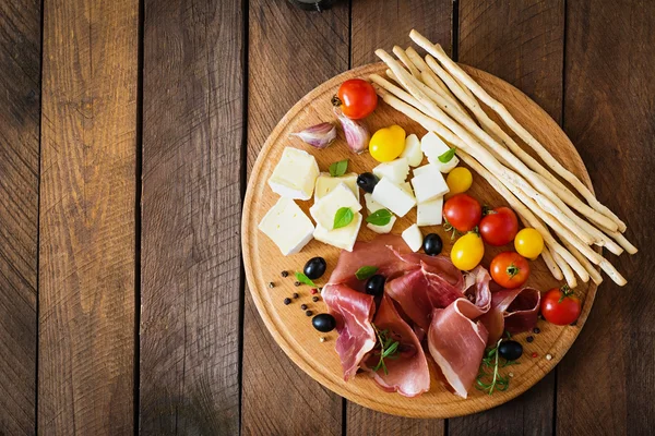 Antipasto con carne, formaggio e verdure — Foto Stock