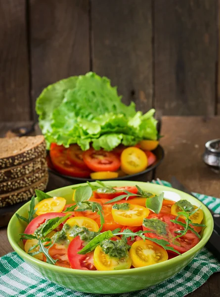 Summer tomato salad — Stock Photo, Image