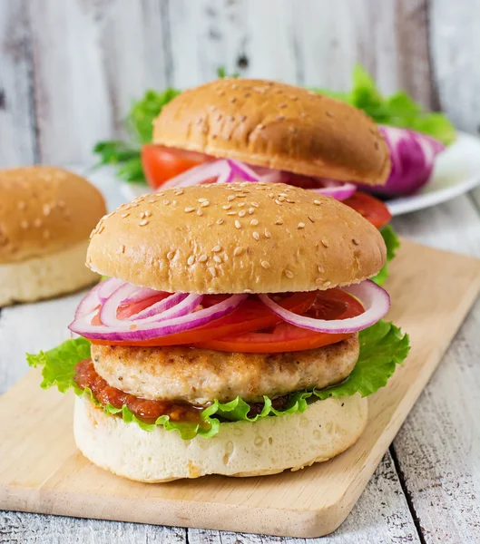 Leckere Burger mit Hühnchen und Gemüse — Stockfoto