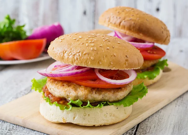 Tasty burgers   with chicken and vegetables — Stock Photo, Image