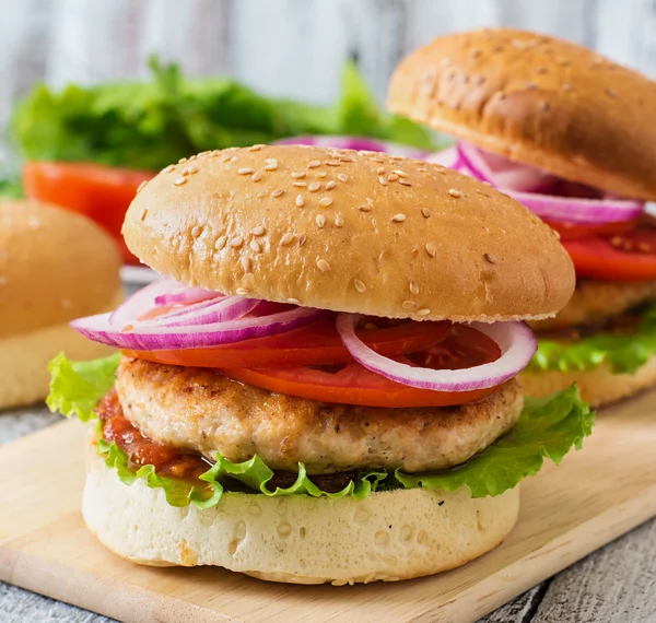 Heerlijke hamburgers met kip en groenten — Stockfoto