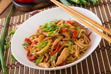 Udon erişte tavuk ve biber ile