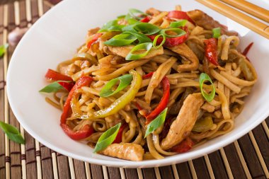 Udon erişte tavuk ve biber ile