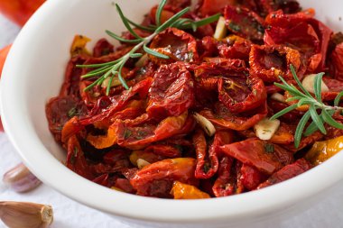 Kurutulmuş domates otlar ve sarımsak ile