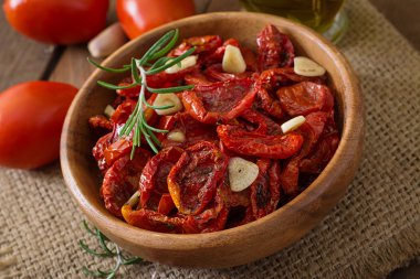 Kurutulmuş domates otlar ve sarımsak ile