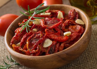 Kurutulmuş domates otlar ve sarımsak ile