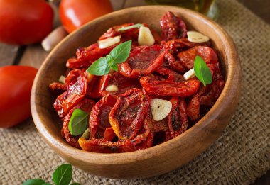 Kurutulmuş domates otlar ve sarımsak ile