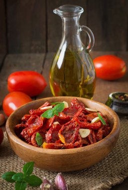 Kurutulmuş domates otlar ve sarımsak ile