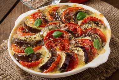 Graten yemeği patlıcan mozzarella ve domates ile