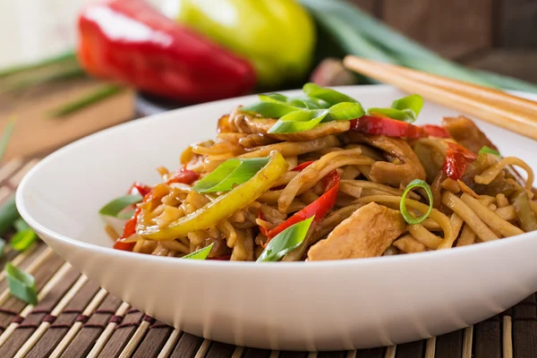 Udon noodles with chicken and peppers — Stock Photo, Image