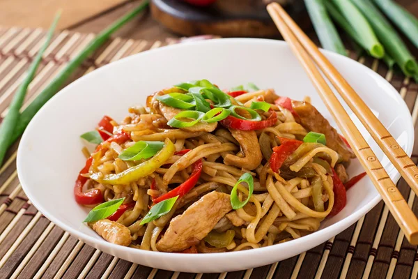 Udon noodles with chicken and peppers — Stock Photo, Image
