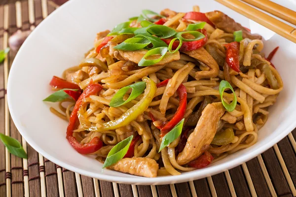 Tagliatelle Udon con pollo e peperoni — Foto Stock