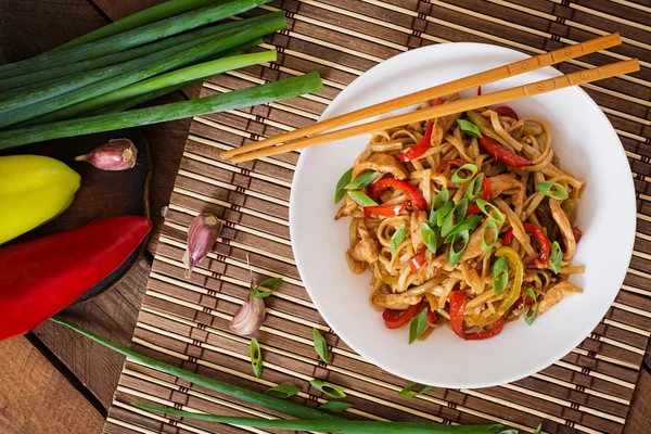 Udon noodles with chicken and peppers — Stock Photo, Image