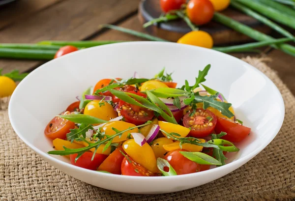 Salade van tomaten met ui en rucola — Stockfoto