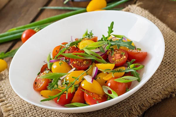 Salad of   tomatoes with onion and arugula — Stock Photo, Image