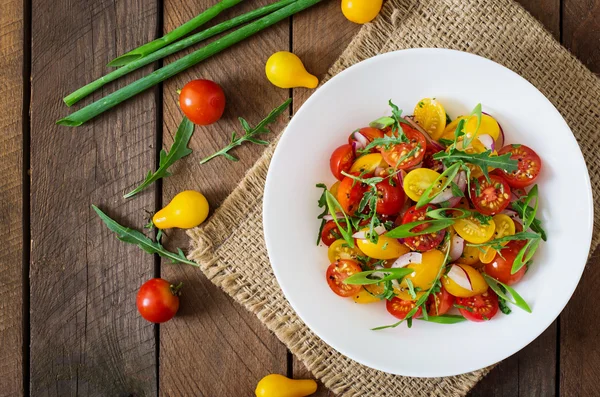 Sallad på tomater med lök och rucola — Stockfoto