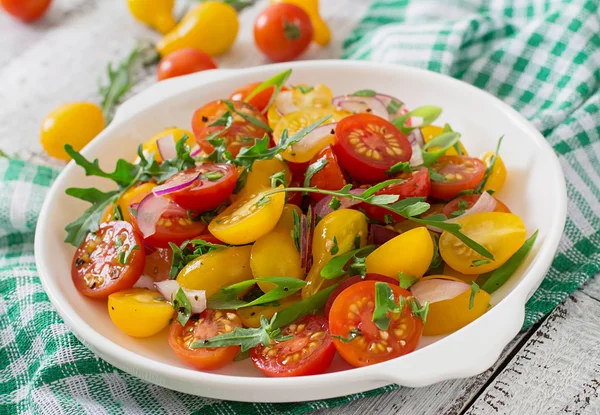 Ensalada de tomates con cebolla y rúcula —  Fotos de Stock