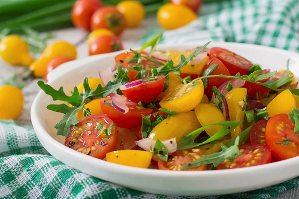 Domates soğan ve Roka Salatası — Stok fotoğraf