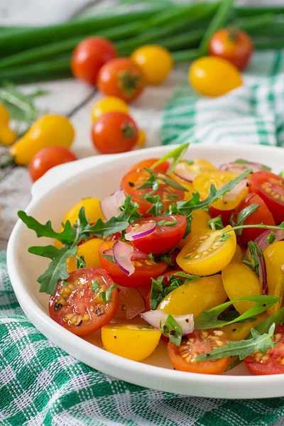 Salad of   tomatoes with onion and arugula — Stock Photo, Image