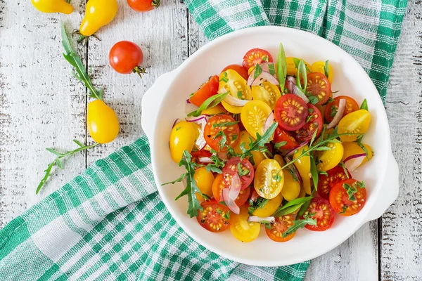 Salad of   tomatoes with onion and arugula — Stock Photo, Image