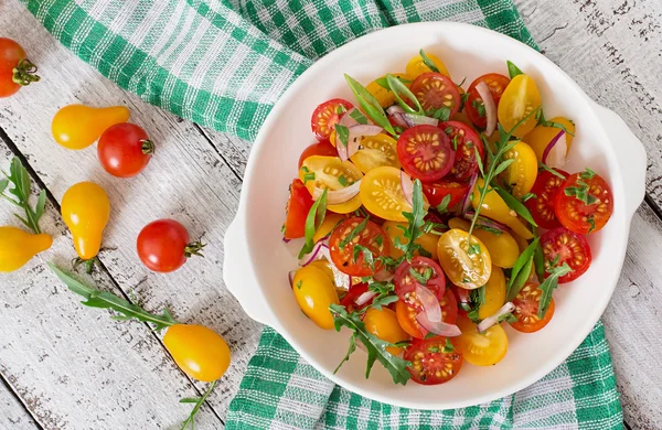 Salad of   tomatoes with onion and arugula — Stock Photo, Image