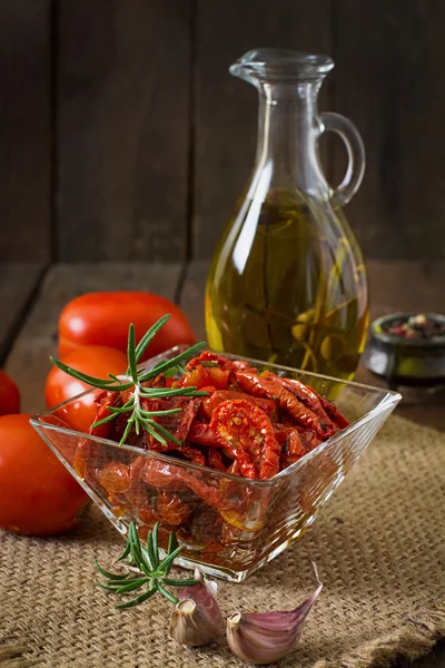 Tomates secos ao sol com ervas e alho — Fotografia de Stock