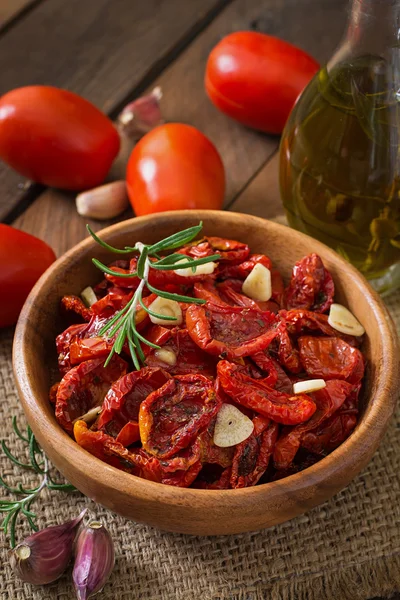 Pomodori secchi con erbe e aglio — Foto Stock