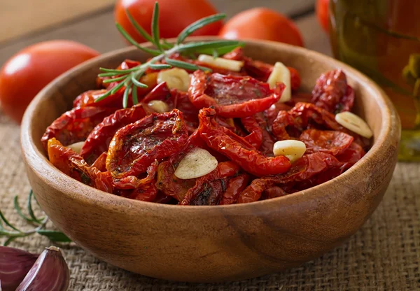 Suszonymi pomidorami z ziołami i czosnkiem — Zdjęcie stockowe