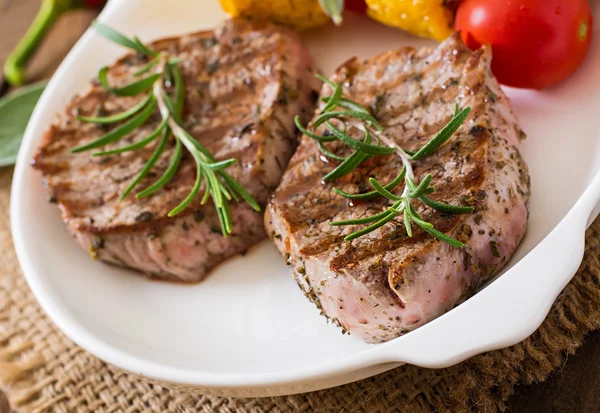 Telecí steaky se zeleninou — Stock fotografie