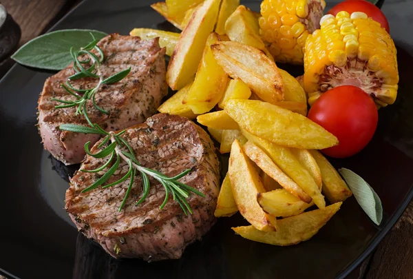 Filetes con papas fritas y verduras —  Fotos de Stock