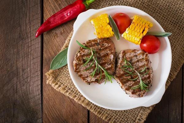 Kalvkött biffar med grönsaker — Stockfoto