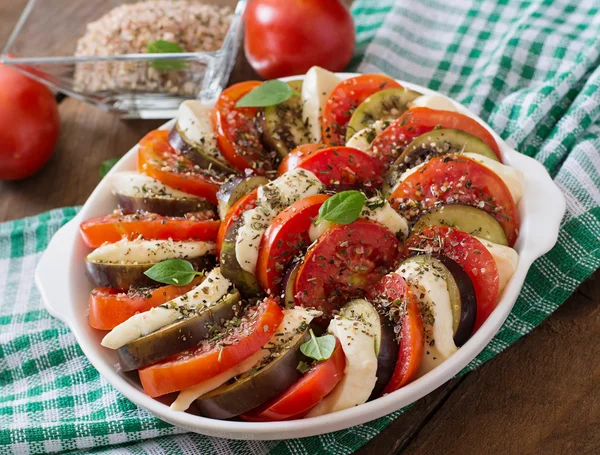 Gratin dish eggplant with mozzarella and tomatoes — Stock Photo, Image