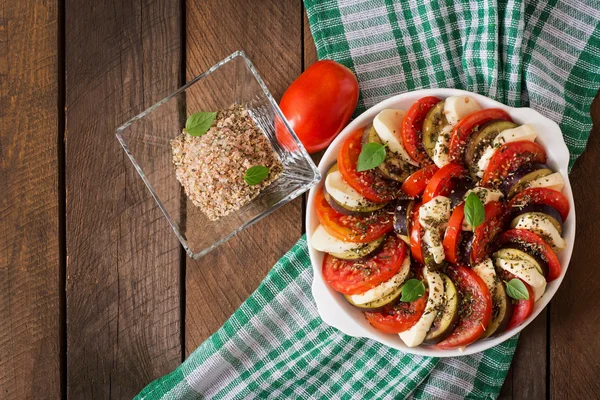 Berenjena plato rallado con mozzarella y tomates —  Fotos de Stock