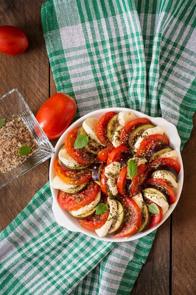 Graten yemeği patlıcan mozzarella ve domates ile — Stok fotoğraf
