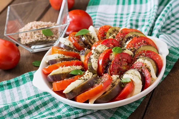 Piatto di gratin melanzane con mozzarella e pomodori — Foto Stock