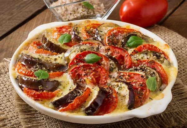 Gratäng fat aubergine med mozzarella och tomater — Stockfoto