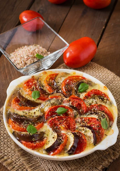 Gratin schotel aubergine met mozzarella en tomaten — Stockfoto