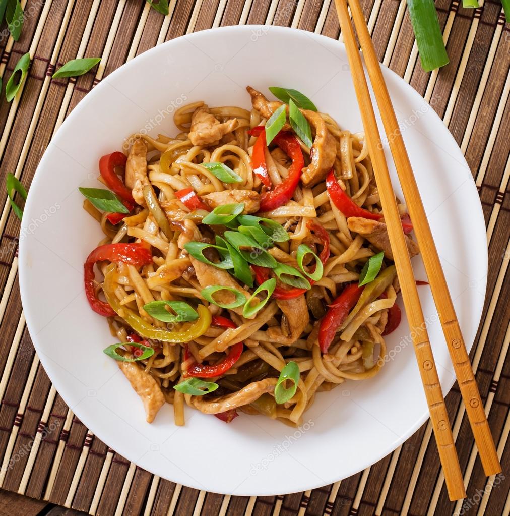 Udon noodles with chicken and peppers — Stock Photo © timolina 81110448