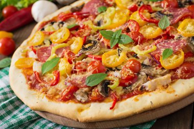 Salam, domates, peynir ve mantarlı pizza