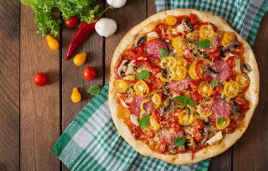 Salam, domates, peynir ve mantarlı pizza