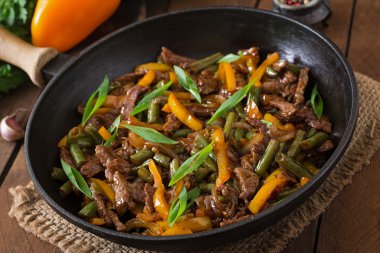 Tatlı biber ile kızartma sığır eti ilave edin