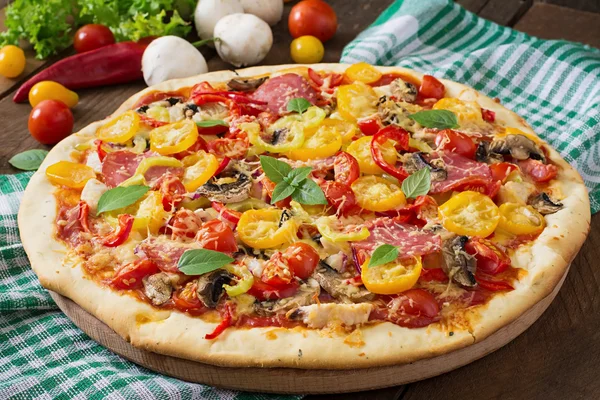 Pizza med salami, tomat, ost, champinjoner — Stockfoto