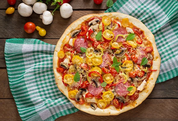 Pizza con salami, tomate, queso y setas — Foto de Stock