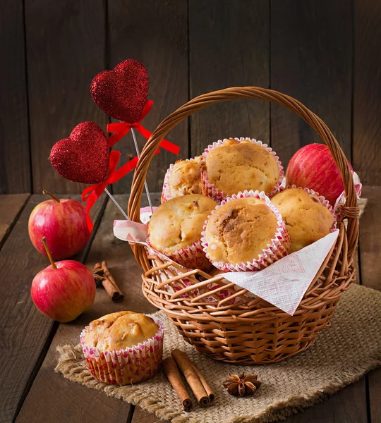 Magdalenas con manzanas, canela y decoraciones de corazones — Foto de Stock
