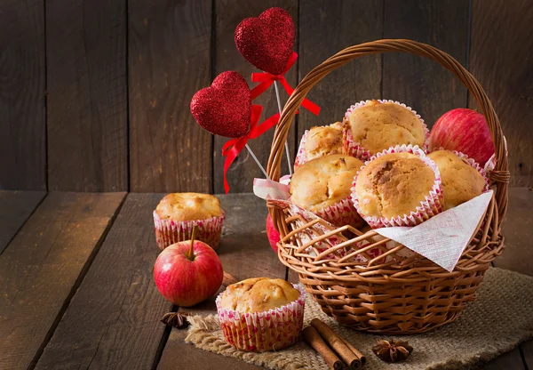 Magdalenas con manzanas, canela y decoraciones de corazones — Foto de Stock